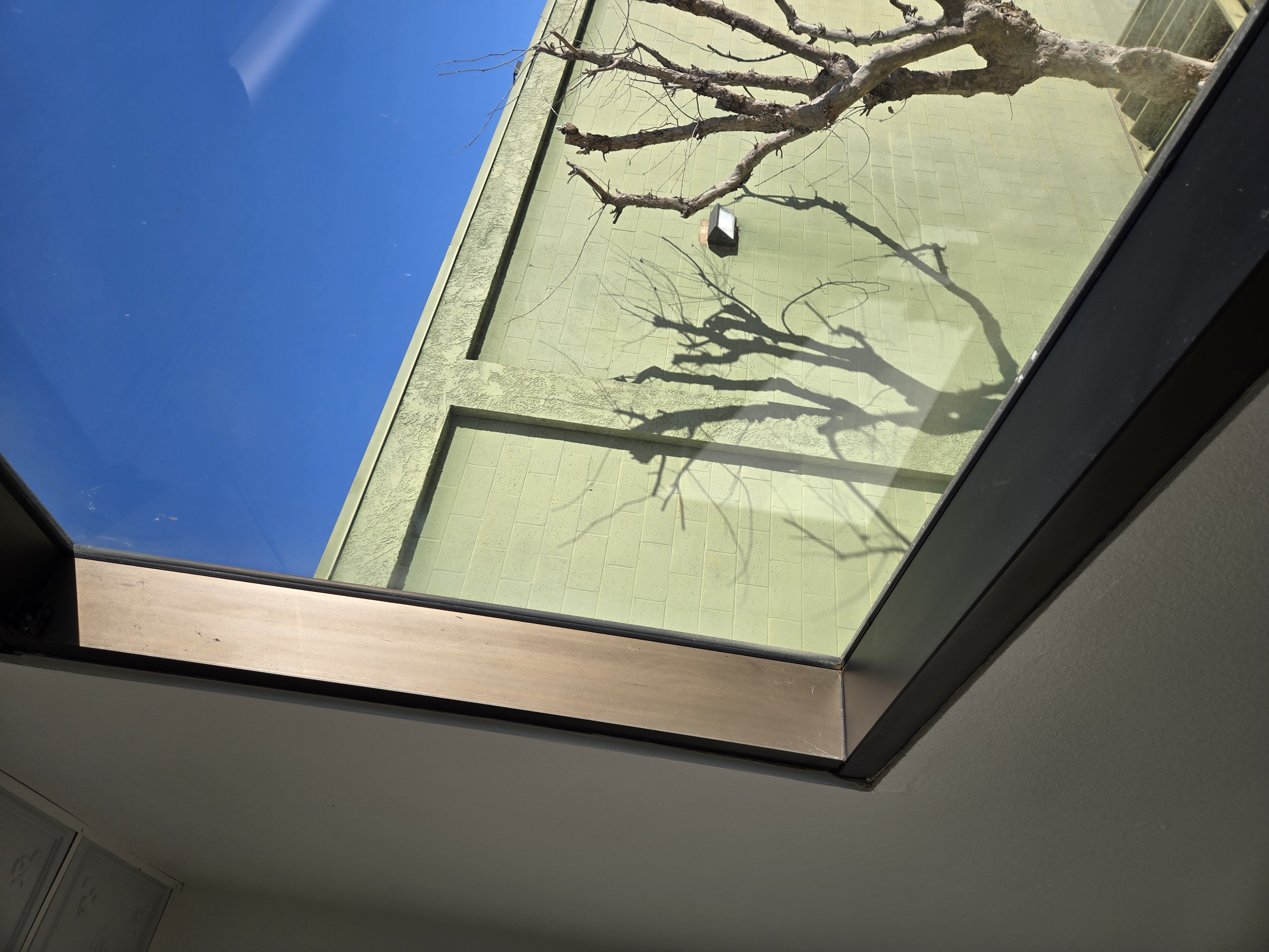 Corner window cleaning